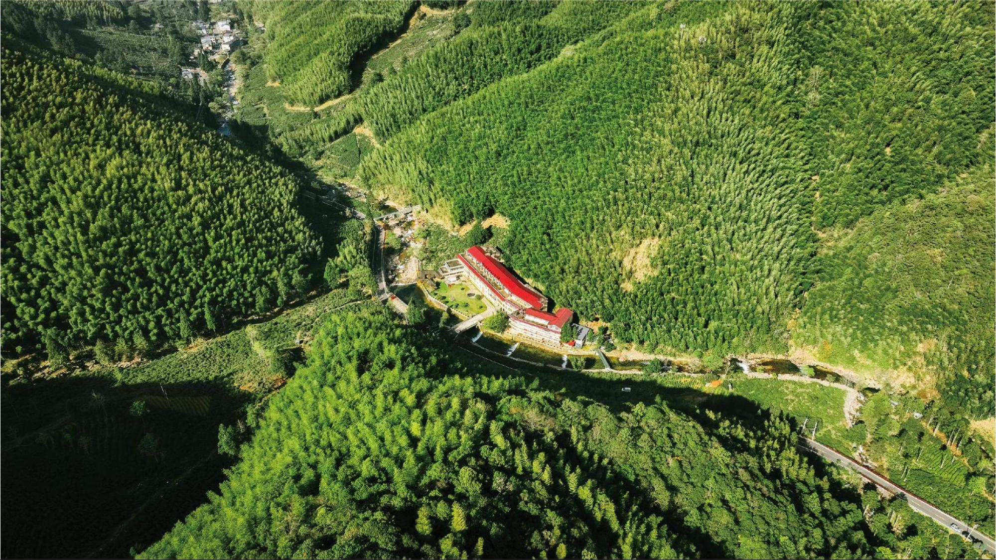 Núi cao và thung lũng sâu, đất đai màu mỡ